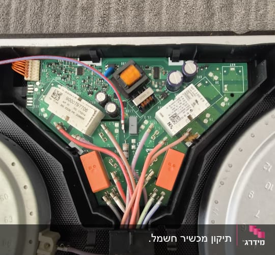 מעגל חשמלי עם חוטים ורכיבים אלקטרוניים